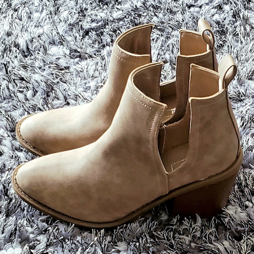 NWOT YOKI Vegan Booties - 9